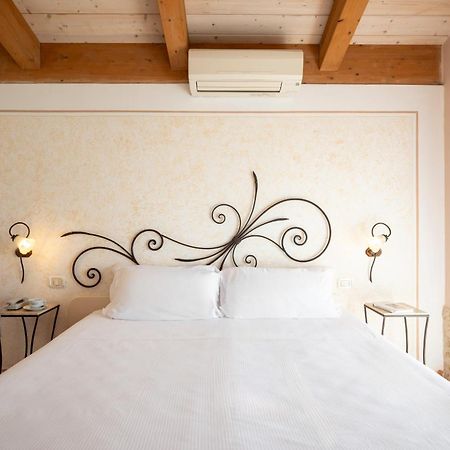 Lola Piccolo Hotel E Appartamenti มารีนาดีกรอซเซโต ภายนอก รูปภาพ