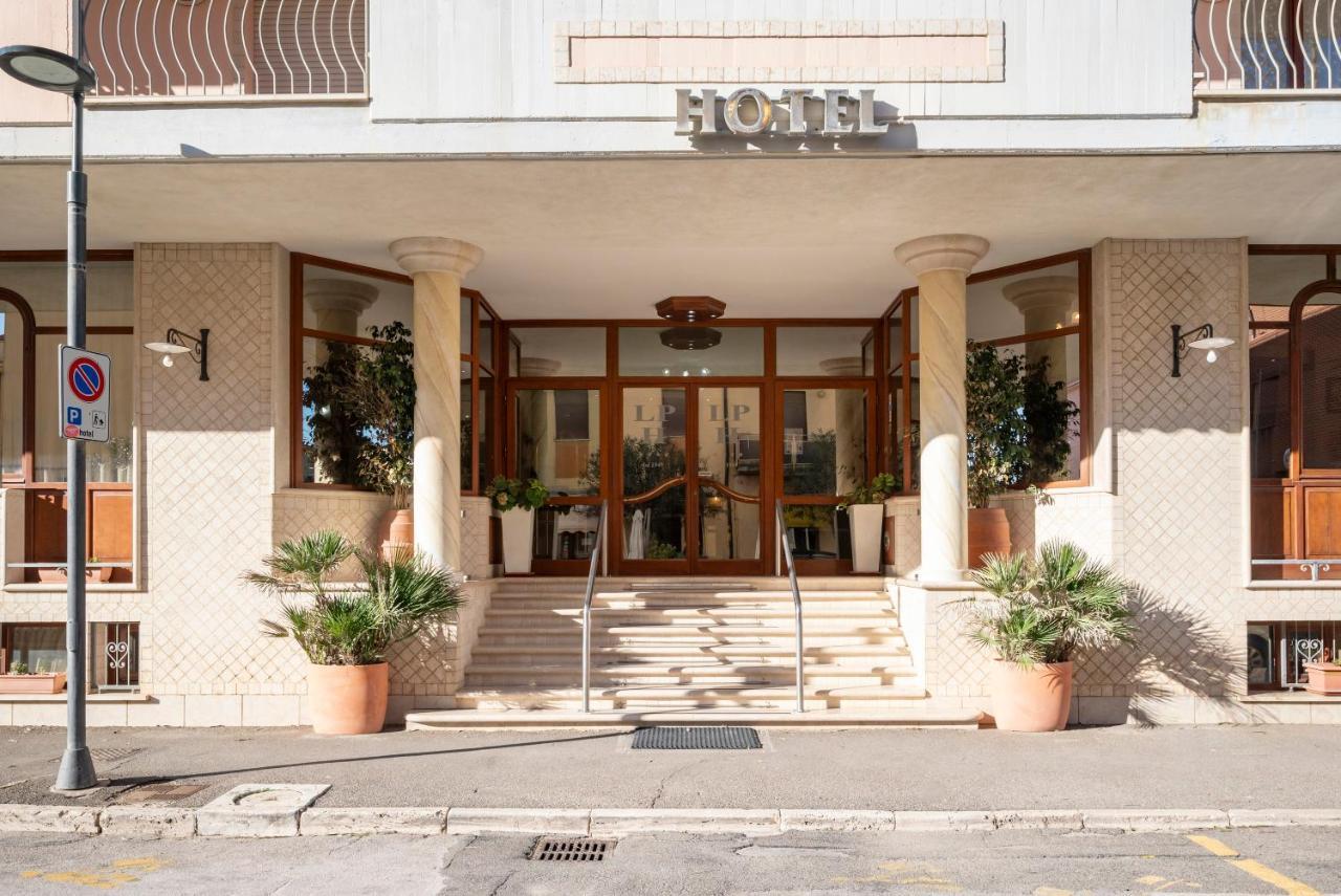 Lola Piccolo Hotel E Appartamenti มารีนาดีกรอซเซโต ภายนอก รูปภาพ