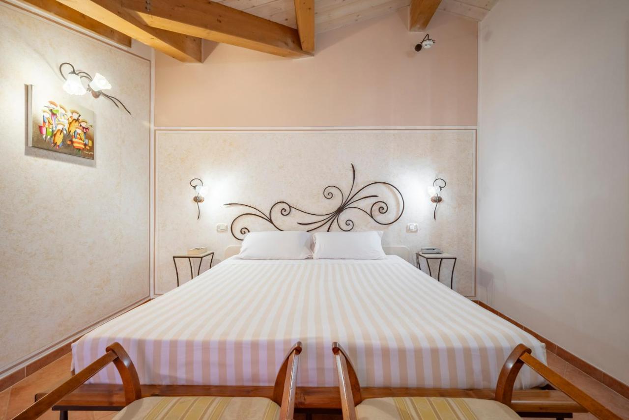 Lola Piccolo Hotel E Appartamenti มารีนาดีกรอซเซโต ภายนอก รูปภาพ