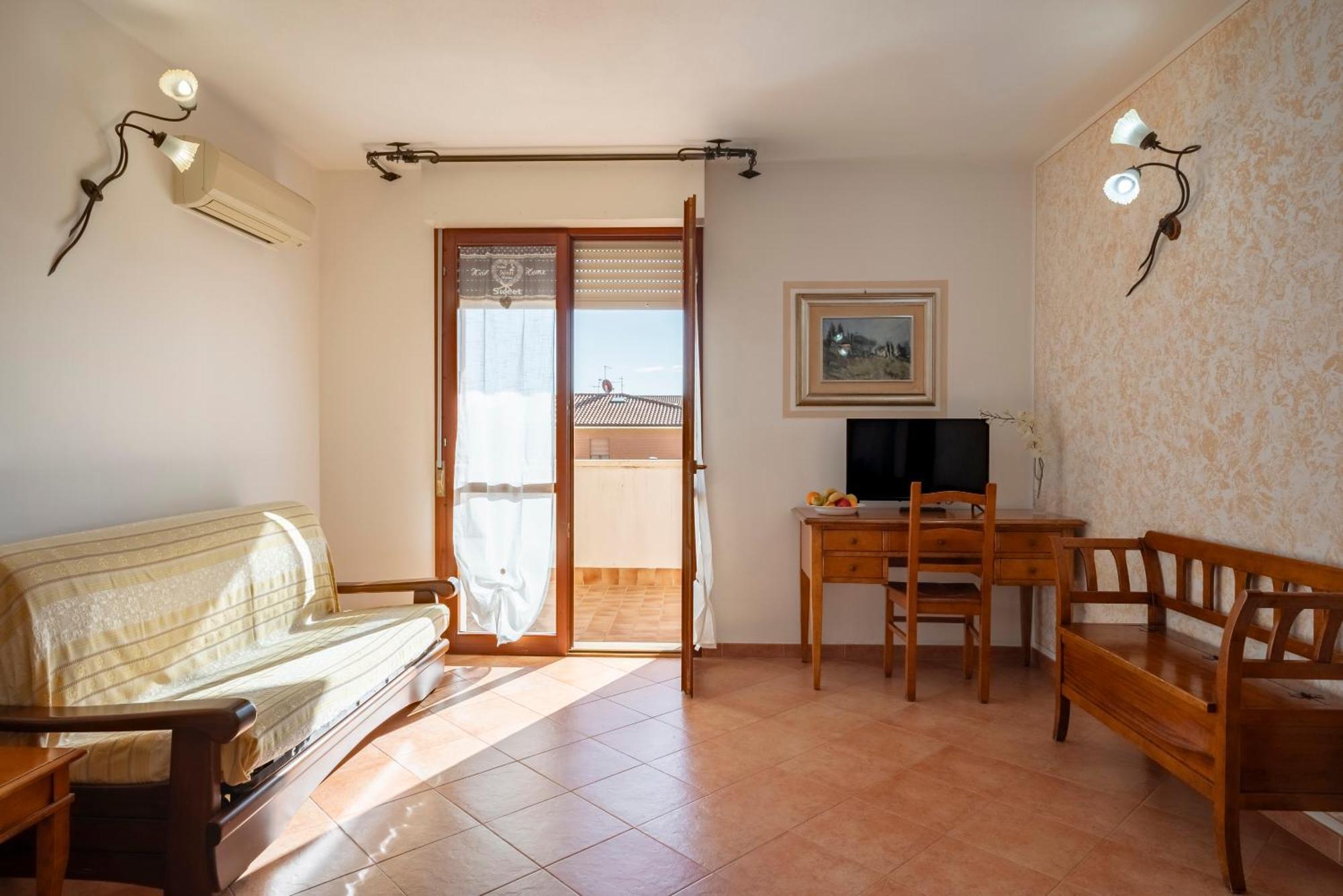Lola Piccolo Hotel E Appartamenti มารีนาดีกรอซเซโต ภายนอก รูปภาพ