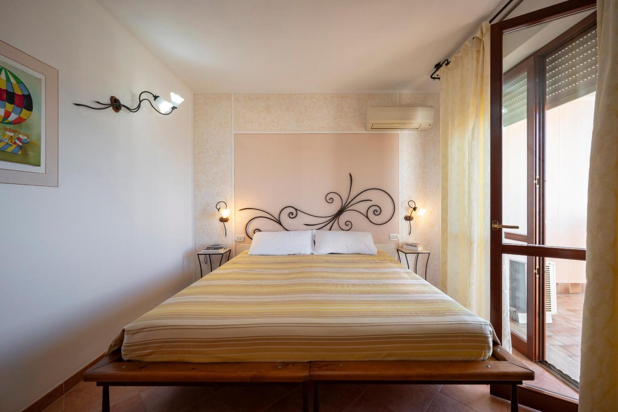 Lola Piccolo Hotel E Appartamenti มารีนาดีกรอซเซโต ภายนอก รูปภาพ
