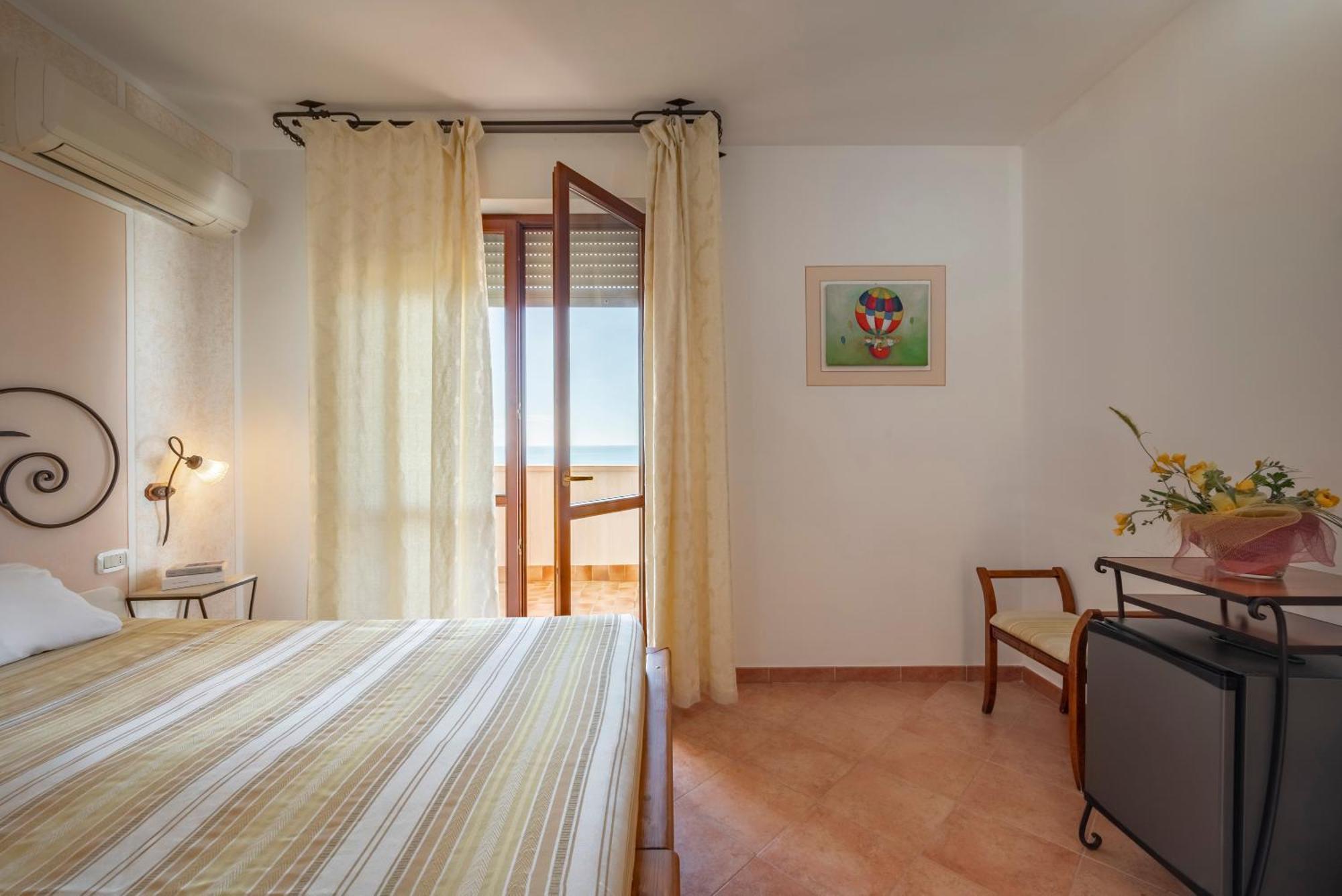 Lola Piccolo Hotel E Appartamenti มารีนาดีกรอซเซโต ภายนอก รูปภาพ