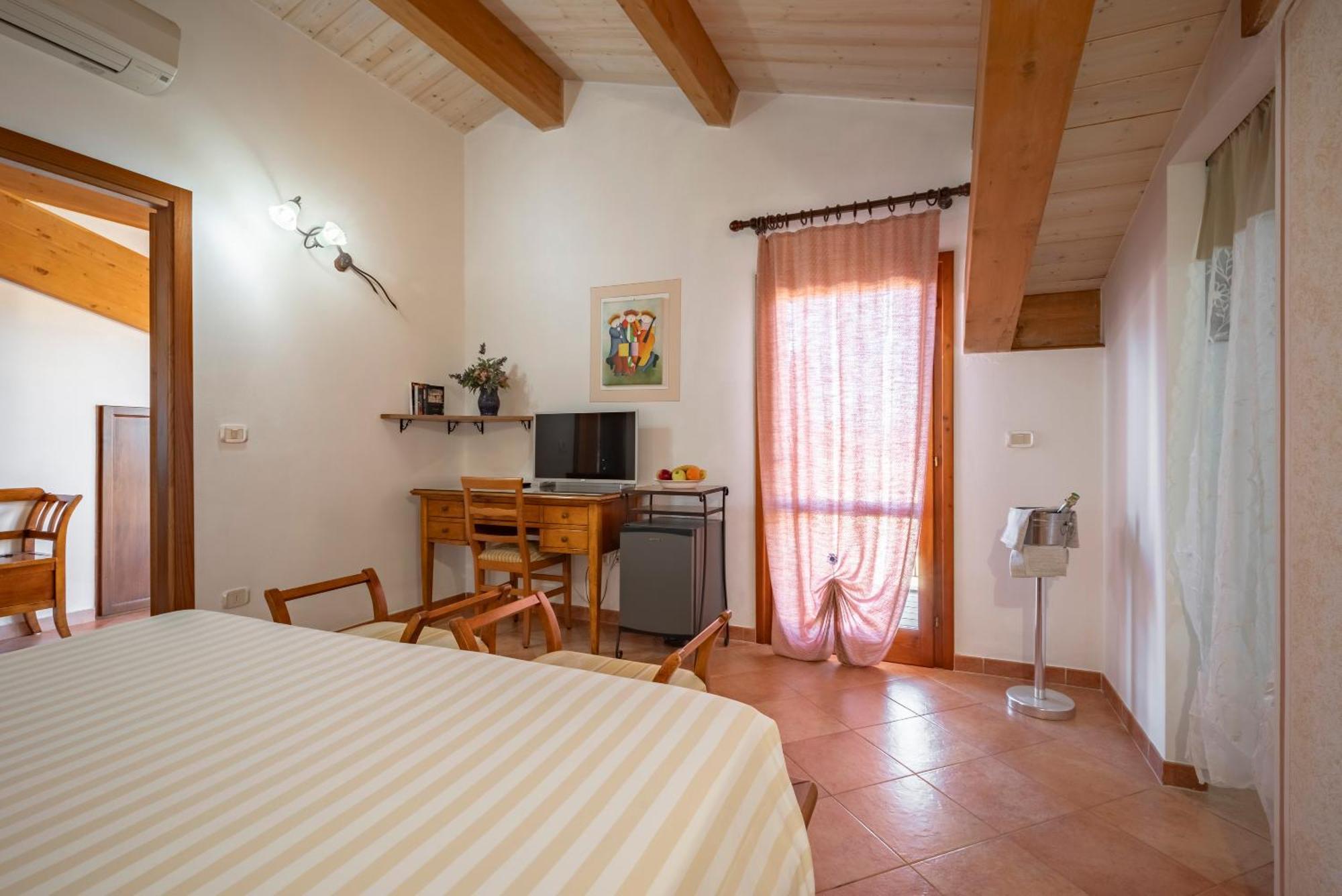 Lola Piccolo Hotel E Appartamenti มารีนาดีกรอซเซโต ภายนอก รูปภาพ